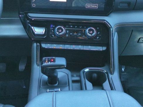 Used 2023 GMC Sierra 1500 AT4 w/ Technology Package AWD/4WD image 17