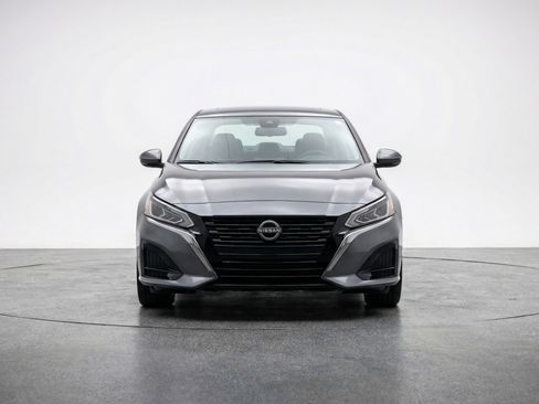 Used 2025 Nissan Altima 2.5 SV FWD image 3