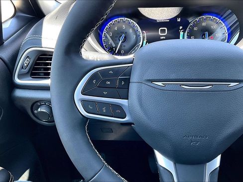 New 2027 Chrysler Pacifica Select FWD image 6