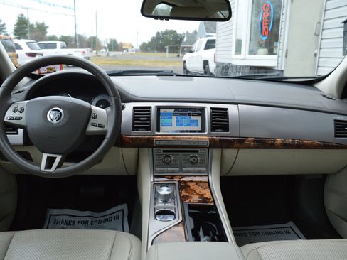 Used 2010 Jaguar XF Premium image 30