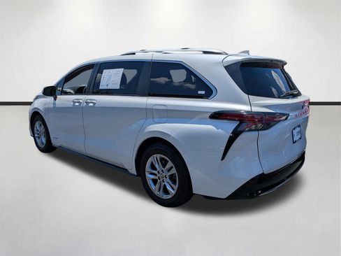 Used 2021 Toyota Sienna Limited FWD image 5