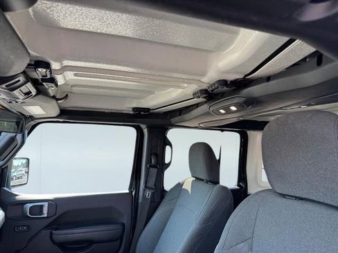 Used 2024 Jeep Wrangler Unlimited image 11