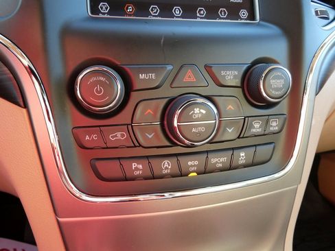 Used 2020 Jeep Grand Cherokee Laredo image 26