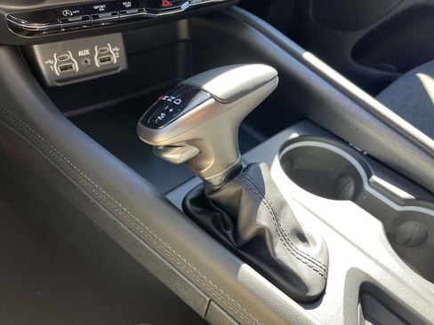 Used 2024 Dodge Durango SXT image 3