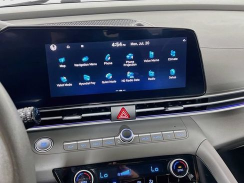 Used 2024 Hyundai Elantra SEL FWD image 17