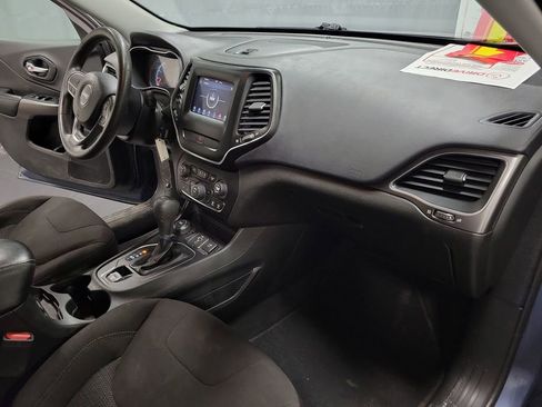 Used 2020 Jeep Cherokee Latitude AWD/4WD image 23