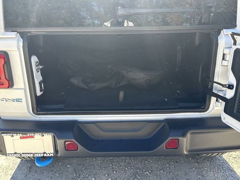 Used 2022 Jeep Wrangler Unlimited Sahara image 19