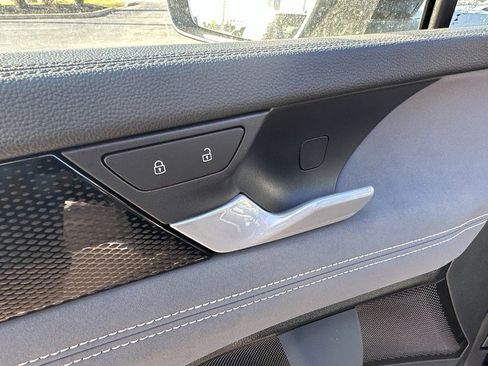 New 2025 Volkswagen Tiguan SE image 18