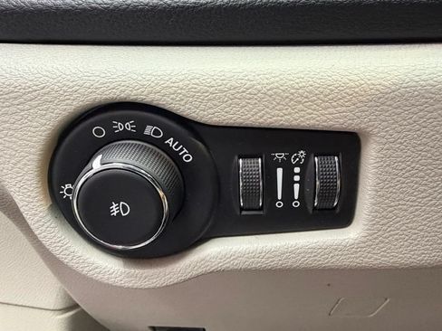 Used 2020 Chrysler Pacifica Limited FWD image 13