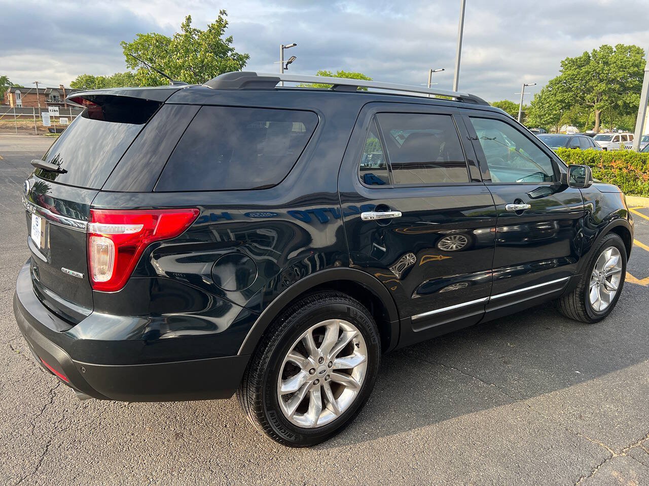 Used 2015 Ford Explorer XLT w/ Equipment Group 202A FWD image 12