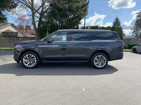 New 2026 Lincoln Navigator L Premier AWD/4WD image 2