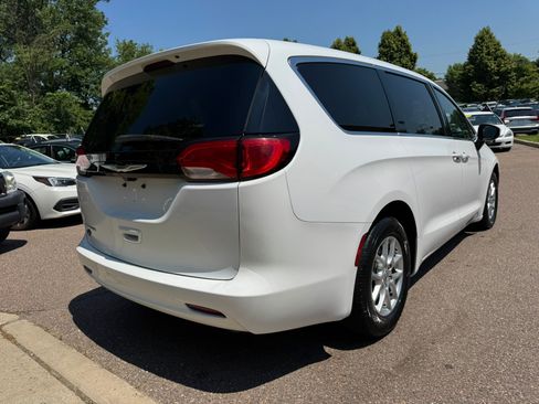 Used 2022 Chrysler Voyager LX FWD image 7