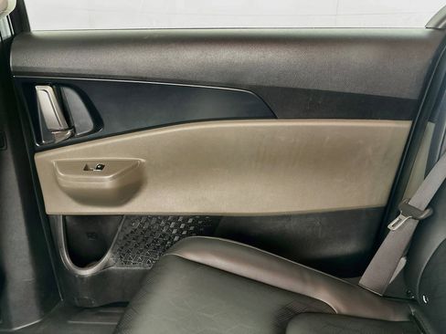 Used 2025 Kia Carnival FWD image 32