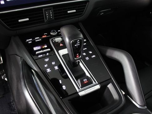 Used 2022 Porsche Cayenne Turbo AWD/4WD image 18