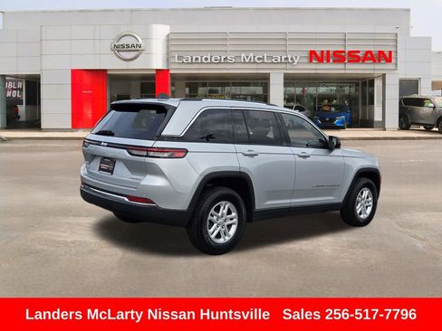 Used 2023 Jeep Grand Cherokee Laredo image 3