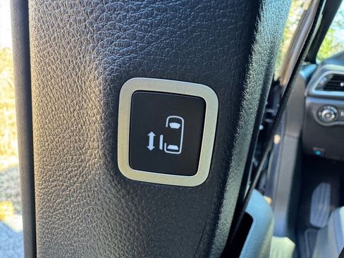 Used 2025 Chrysler Pacifica Select image 16