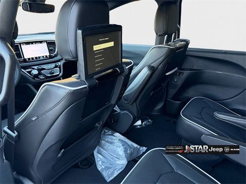 New 2026 Chrysler Pacifica Limited image 7