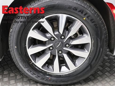 Used 2023 Chrysler Pacifica Touring-L FWD image 8