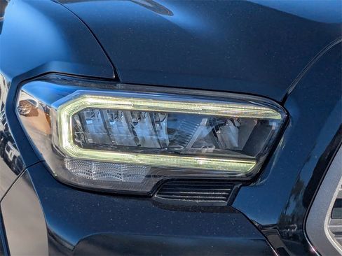 Used 2022 Toyota Tacoma TRD Sport image 10