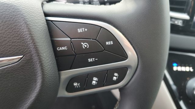 Used 2024 Chrysler Pacifica Touring-L FWD image 11