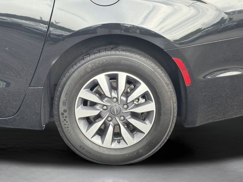 Used 2023 Chrysler Pacifica Touring-L FWD image 30