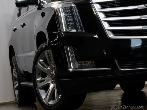 Used 2018 Cadillac Escalade Premium Luxury AWD/4WD image 4