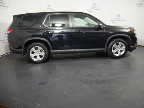 Used 2023 Honda Pilot LX image 3