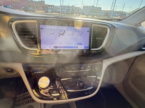 Used 2024 Chrysler Pacifica Touring-L FWD image 22