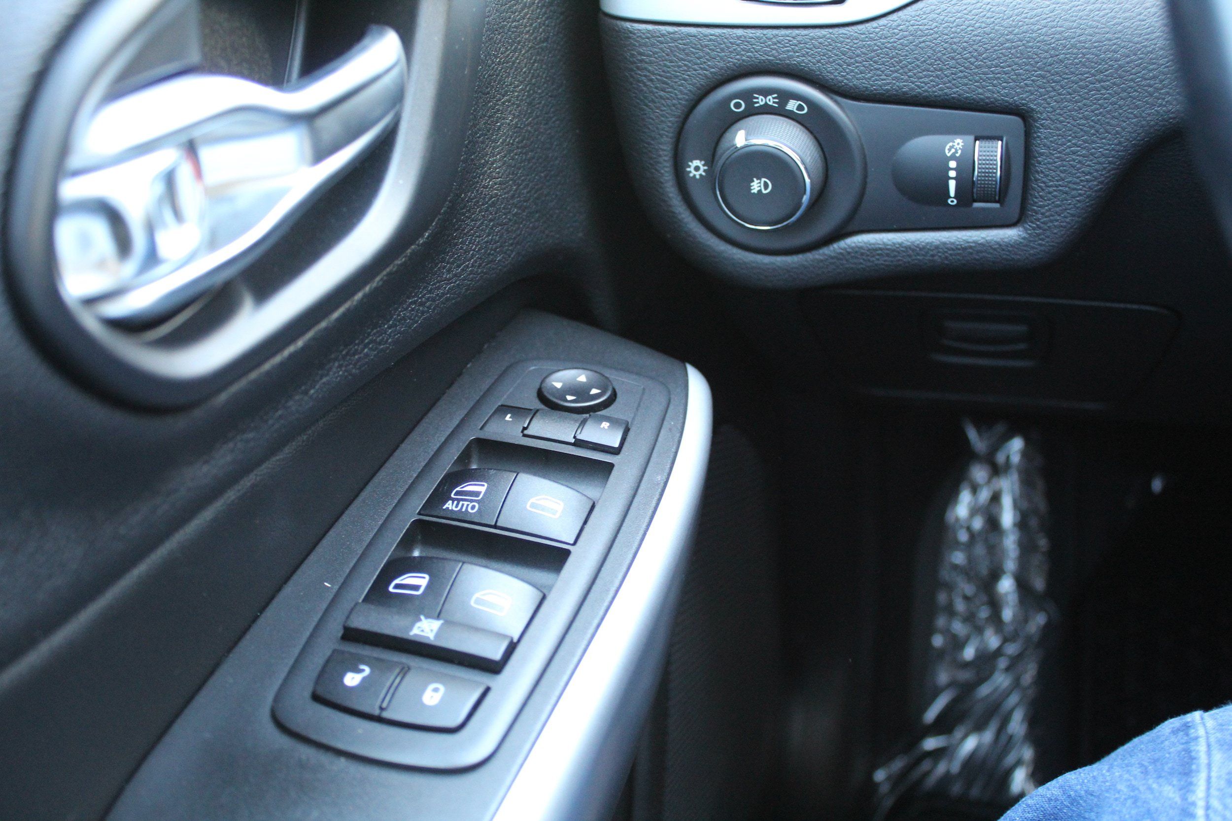 Used 2019 Jeep Cherokee Sport AWD/4WD image 30