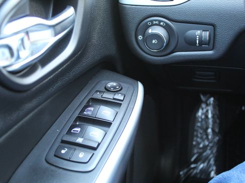 Used 2019 Jeep Cherokee Sport AWD/4WD image 30