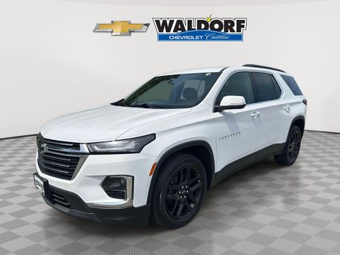 Used 2023 Chevrolet Traverse LT w/ Rear Camera Mirror Package AWD/4WD image 3