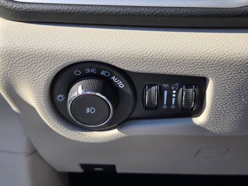 Used 2023 Chrysler Pacifica Touring-L FWD image 25