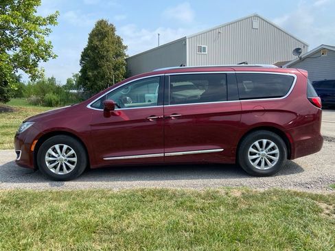 Used 2019 Chrysler Pacifica Touring-L FWD image 2