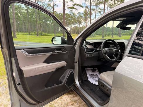 Used 2026 GMC Acadia Elevation w/ Elevation Premium Package FWD image 11
