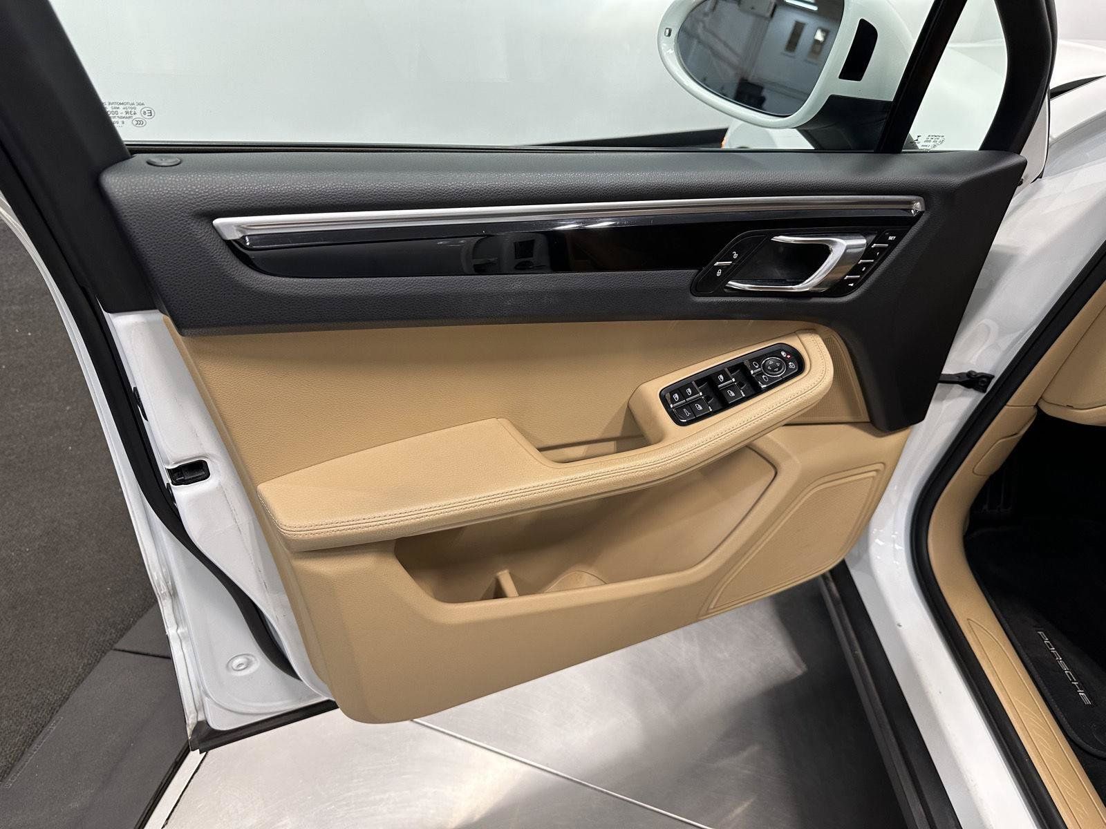 Used 2018 Porsche Macan AWD/4WD image 15