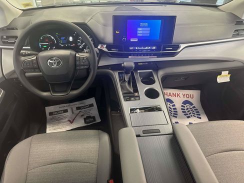 Used 2026 Toyota Sienna LE FWD image 12