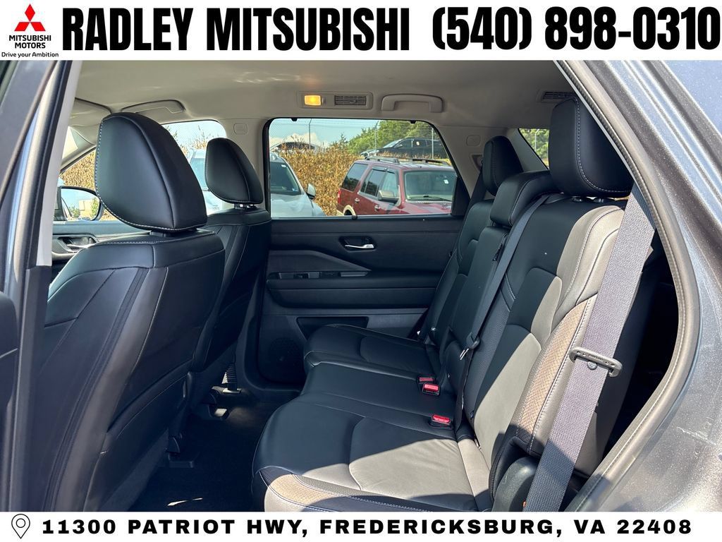 Used 2023 Nissan Pathfinder SL AWD/4WD image 12
