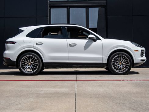 Certified 2023 Porsche Cayenne AWD/4WD image 12