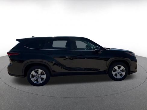 Used 2025 Toyota Highlander LE FWD image 16