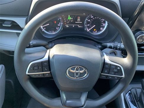 Certified 2023 Toyota Highlander L image 19