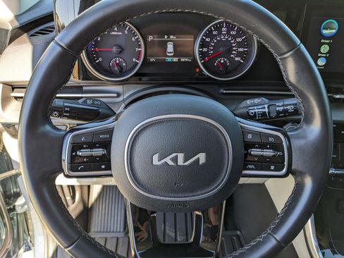 Used 2023 Kia Carnival EX image 39