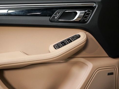 Certified 2025 Porsche Macan image 6