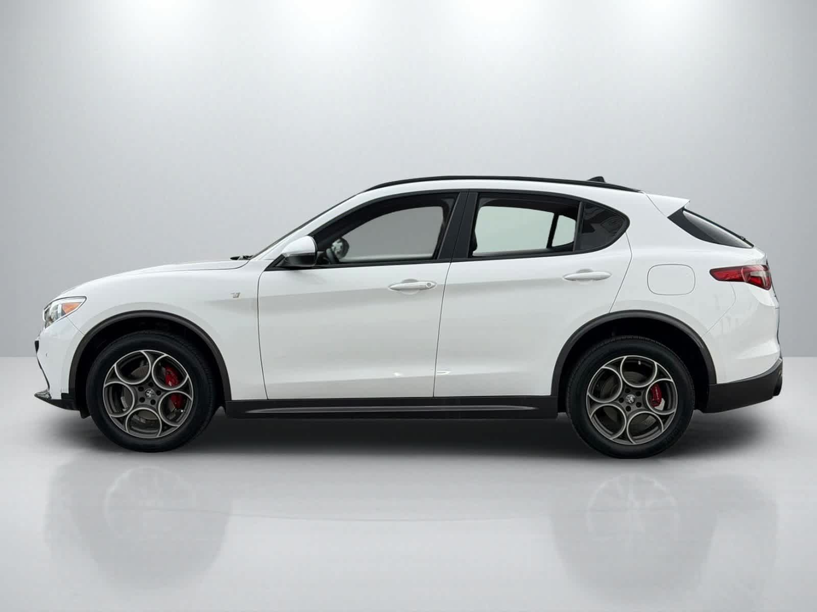 Used 2022 Alfa Romeo Stelvio Ti AWD/4WD image 2