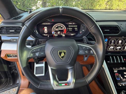 Used 2021 Lamborghini Urus Base AWD 4dr SUV image 31