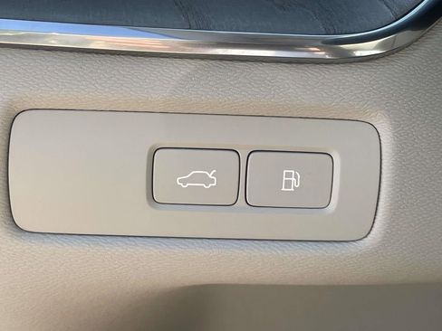 Used 2023 Volvo XC60 T8 Ultimate w/ Protection Package Premier image 21