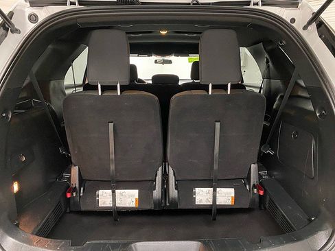 Used 2018 Ford Explorer XLT image 12