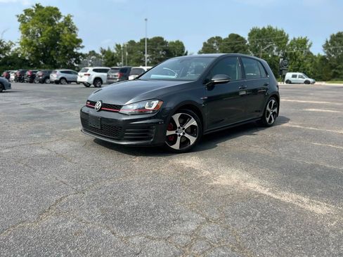 Used 2017 Volkswagen GTI SE image 3
