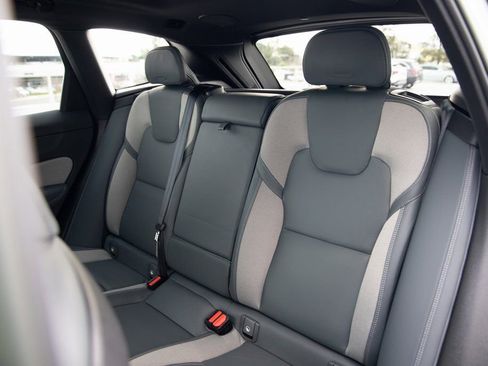 Used 2022 Volvo XC60 B5 R-Design w/ Advanced Package image 15