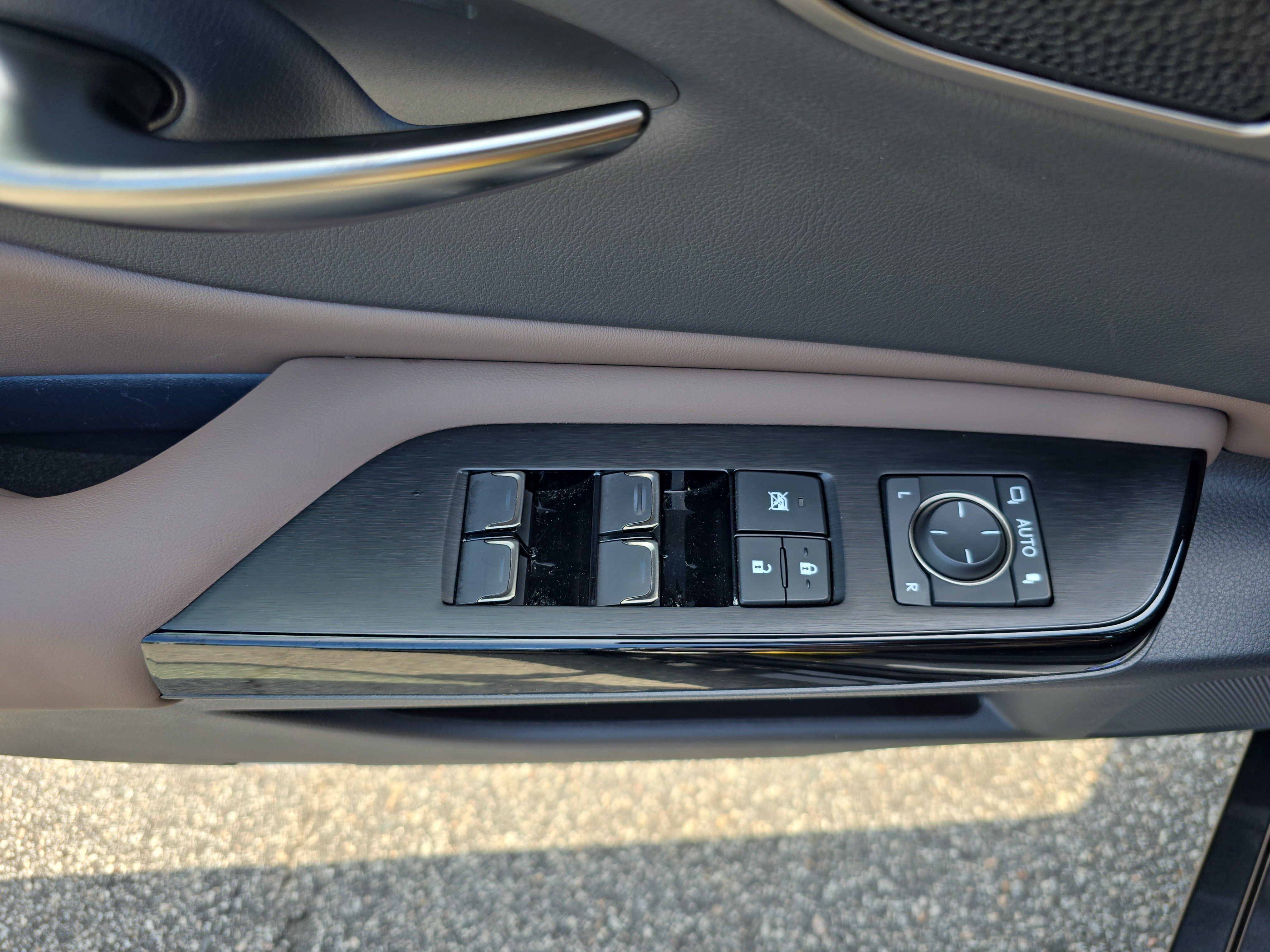 Used 2025 Lexus ES 300h Ultra Luxury w/ Accessory Package (Z2) FWD image 24