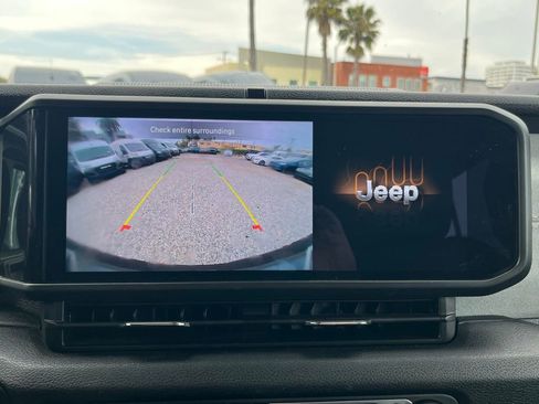 Used 2024 Jeep Wrangler Unlimited w/ LED Headlamp & Fog Lamp Group image 19